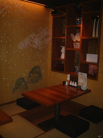 小上り和室の様子。和紙の壁に、堀コタツのテーブル。